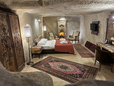 Asma Alti Cave Suits