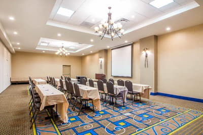 Holiday Inn Express & Suites Albany Airport - Wolf
