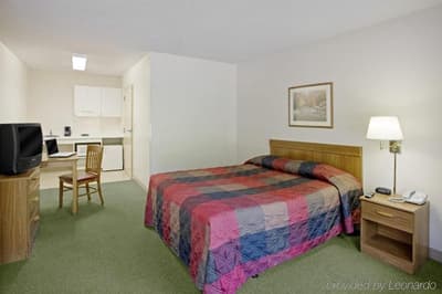 HomeTowne Studios by Red Roof Kansas City - Indepe