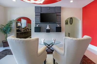 Econo Lodge Inn & Suites Willowbrook Mall