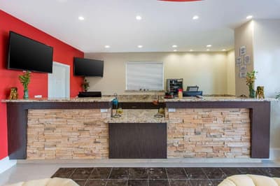 Econo Lodge Inn & Suites Willowbrook Mall