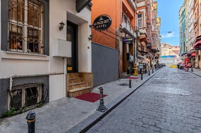 La Pazza Suites