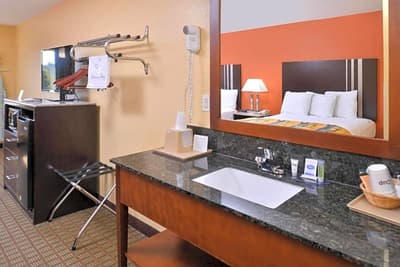 Douglas Inn And Suites