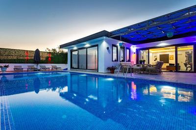Villa Mirror