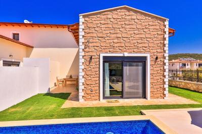 Villa Scroll
