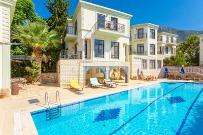 Karalos Ortak Havuzlu Villa 