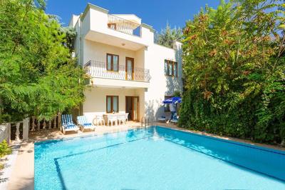 Xantos Ortak Havuzlu Villa