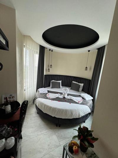 Queen Airport Hotel