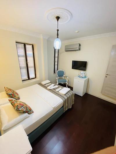 Maya Hotel & Cafe