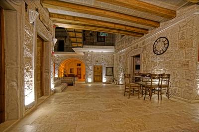 Risus Cave Suites
