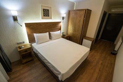 8 Rooms Hotel