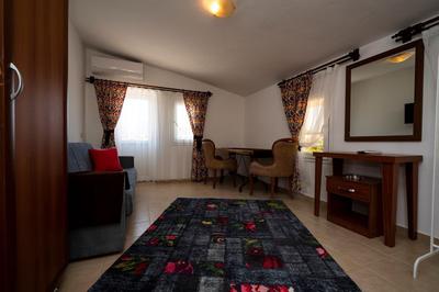 Esquire Hotel & Lounge
