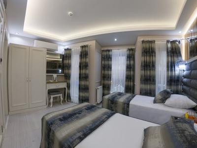 Crowned Hotel
