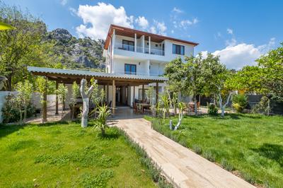 Ayris Hotel