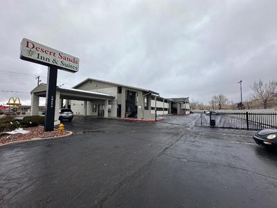 Desert Sands Inn And Suites