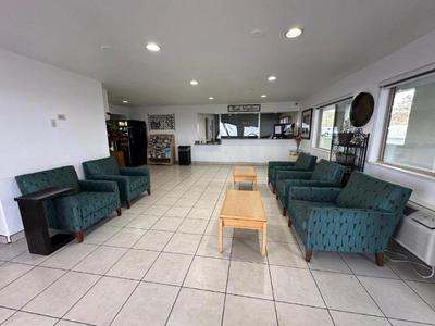Desert Sands Inn And Suites