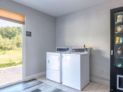 Econo Lodge Inn And Suites