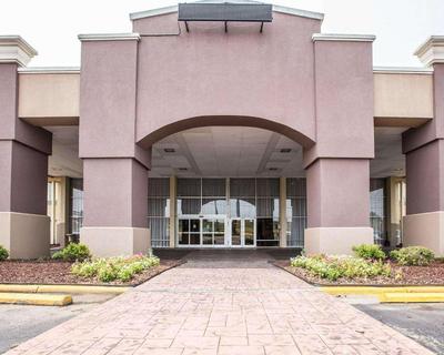 Quality Inn & Suites Airpark East