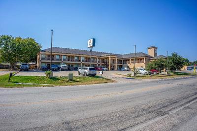 Moulton Inn & Suites By Oyo Near Shiner Tx