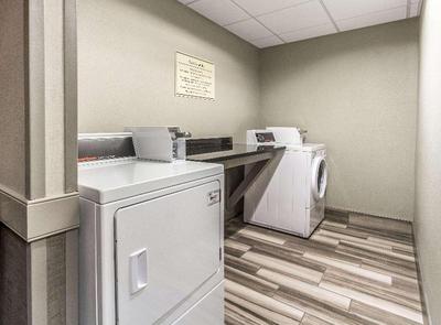 La Quinta Inn & Suites by Wyndham Cleveland Air