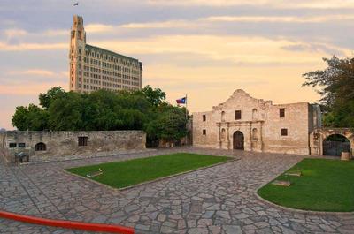 The Emily Morgan San Antonio-DoubleTree by Hilton
