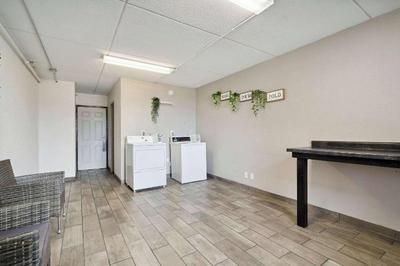 Econo Lodge Inn & Suites Waterloo Area