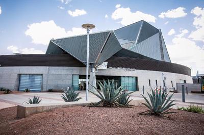 Holiday Inn & Suites Phoenix Airport an IHG Hotel