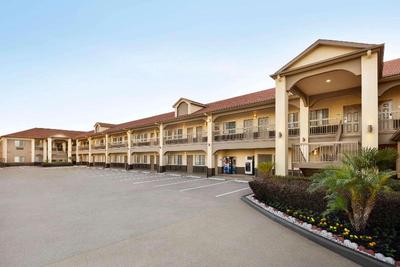 Days Inn & Suites by Wyndham Houston Hobby Airport