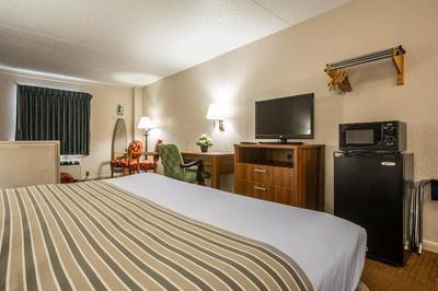 Econo Lodge Inn & Suites at Ft. Benning