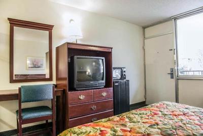Econo Lodge North