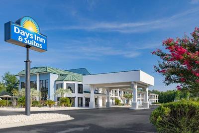 Days Inn & Suites by Wyndham Savannah Midtown
