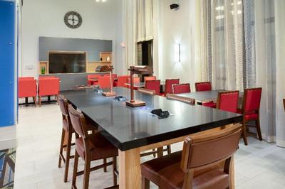 Holiday Inn Express & Suites Phoenix-Glendale