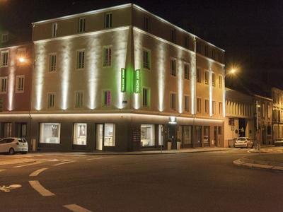 Brit Macon Centre
