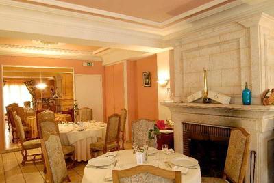 Logis Hotel Aux Maisons