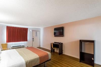 Motel 6 Clinton OK