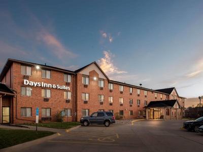 Days Inn & Suites by Wyndham Des Moines Airport
