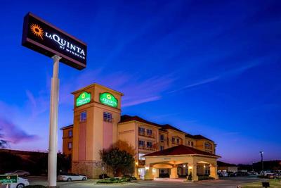 La Quinta Inn & Suites DFW Airport West - Bedford