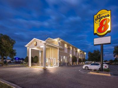 Super 8 by Wyndham Colorado Springs Space Force