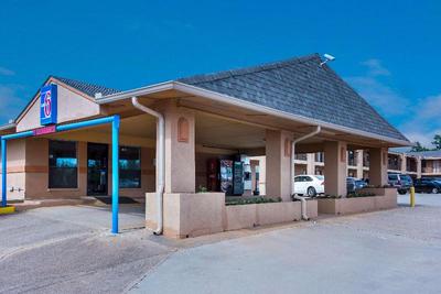 Super 8 Motel - Marshall