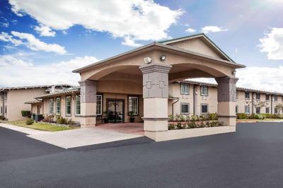 Super 8 by Wyndham Beaumont