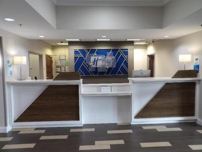 Holiday Inn Express & Suites Huntsville Airport