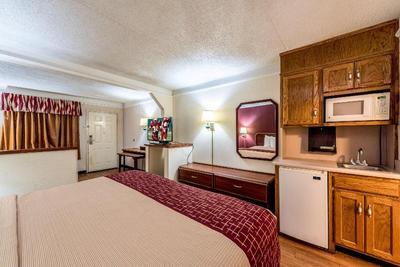 Red Roof Inn & Suites Clinton