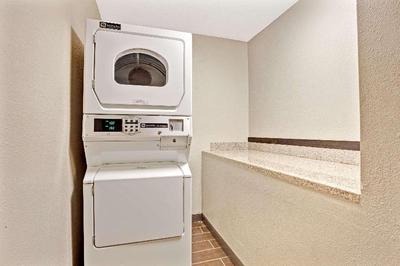 Super 8 by Wyndham Louisville Airport