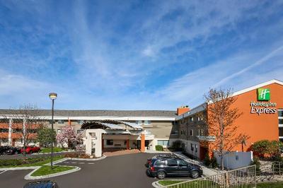 Holiday Inn Express Milwaukee-West Medical Center