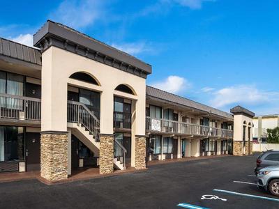 Howard Johnson by Wyndham Airport Florida Mall