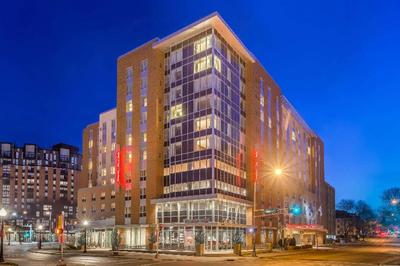 Hampton Inn & Suites Madison / Downtown