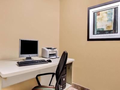 Super 8 by Wyndham Grinnell IA