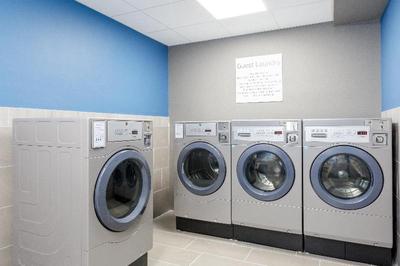 Holiday Inn Express & Suites Tampa - Stadium Area