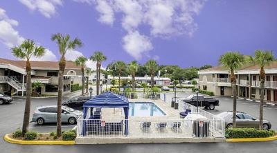 Howard Johnson Express Inn Suites - South Tampa/Ai