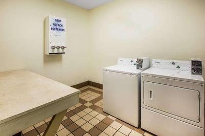 Days Inn &Suites by Wyndham Corpus Christi Central
